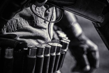 Adam avda şu an. Sırt çantası ve av silahı olan bir avcı. Avcı adam. Av dönemi, sonbahar mevsimi. Avlanma silahı ve avlanma biçimi olan bir avcı. Siyah ve beyaz