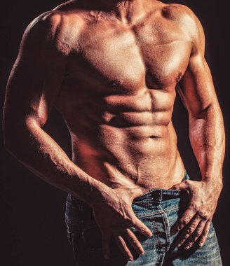 Kaslı üstsüz vücudu olan yakışıklı bir adam. Gövde altı çekici. Altı paket karın kası. Gövdesi olan güçlü bir adam. Seksi kaslı adam. Şehvetli erkek vücudu. Fitness modeli