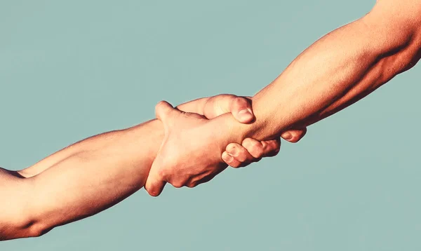 Ayudar al concepto de la mano y el día internacional de la paz, el apoyo. Mano de ayuda extendida, brazo aislado, salvación. De cerca la mano de ayuda. Dos manos, brazo de un amigo, trabajo en equipo —  Fotos de Stock