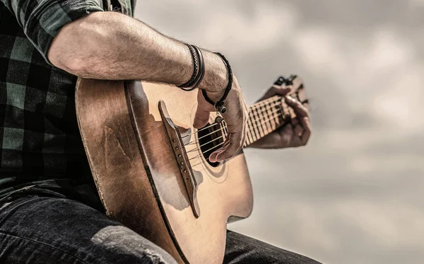 Man handen spelen akoestische gitaar, close-up. Akoestische gitaren spelen. Muziekconcept. Gitaren akoestisch. Mannelijke muzikant die gitaar speelt, muziekinstrument — Stockfoto