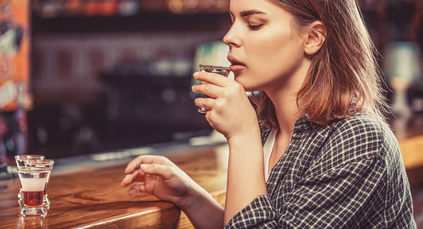 Mujer borracha sosteniendo un vaso de whisky o ron. Mujer en depresión. Joven hermosa mujer bebiendo alcohol —  Fotos de Stock