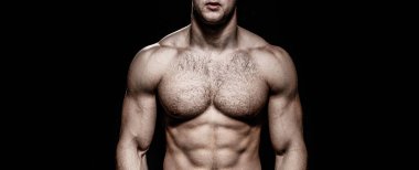 Gövde altı çekici. Altı paket karın kası. Gövdesi olan güçlü bir adam. Seksi kaslı adam. Şehvetli erkek vücudu. Fitness modeli. Siyah arka planda izole edilmiş. Kaslı üstsüz vücudu olan yakışıklı bir adam.