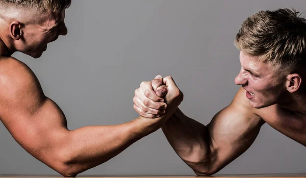 Lucha de brazos. Dos hombres luchando por el brazo. Rivalidad, primer plano de la lucha de brazos masculina. Dos manos. Hombres midiendo fuerzas, brazos. Lucha libre, compite. Manos o brazos del hombre — Foto de Stock