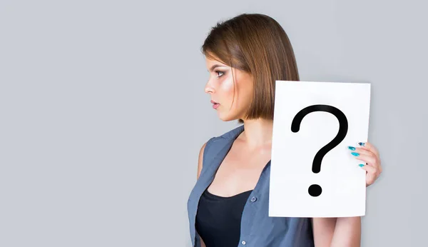 Woman screaming, emotion. Girl question. Female with question marks. Getting answers. Question mark, symbol. Concept - challenging issue, looking for the answer. Copy space — Stock Photo, Image