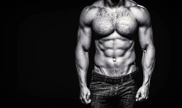 Torso sexy. Bonito homem grande músculos posando no estúdio. Homem sexy musculoso. Bonito homem forte sexual com corpo muscular. Torso com seis maços e músculos abdominais. Abdominais e bíceps. Forte brutal cara — Fotografia de Stock