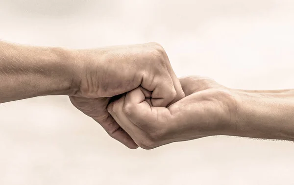 Due mani, braccio d'aiuto di un amico, lavoro di squadra. Aiutare la mano tesa. Amichevole stretta di mano, saluto amici, lavoro di squadra, amicizia — Foto Stock