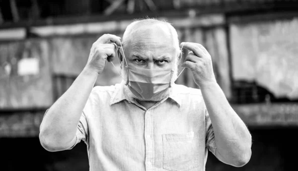 Retrato de anciano con vendaje quirúrgico, coronavirus, máscara médica. Blanco y negro — Foto de Stock