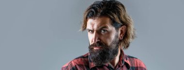 Takım elbiseli şık yakışıklı adam. Yakışıklı sakallı iş adamı. Takım elbiseli yakışıklı sakallı adamın portresi. Erkek sakalı ve bıyığı. Seksi erkek, vahşi maço, hippi.