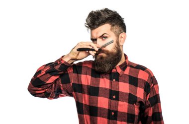 Klasik düz tıraş bıçağı. Berber dükkanında erkek tıraşı. Berber ustura, berber dükkanı. Beyaz arka planda izole edilmiş. Sakallı, uzun sakallı, vahşi, beyaz, bıyıklı bir hippi.