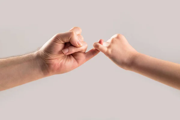 Little finger of the two hands hold together. Show friendship and forgiveness. Friendship of generations. Father, daughter hand making promise friendship concept. Child hook little finger together — Stock Photo, Image
