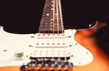 Gitar telleri, yaklaşın. Electric Bass Gitarları. Elektro gitar. Müzik gitarını kapat. Telli elektrikli müzik aleti. Rock, blues, metal şarkılar için müzik aleti