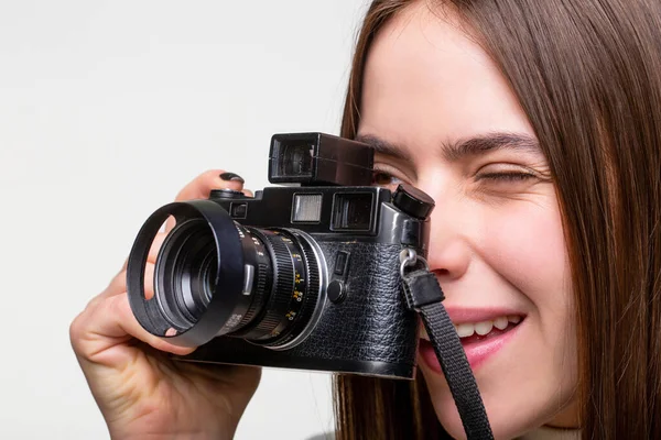 Menina usando uma foto de câmera. Foto da câmera do fotógrafo, fotografar a alegria da menina fazer fotografia tomando conceito. Rapariga com câmaras. Mulher segurando câmera — Fotografia de Stock