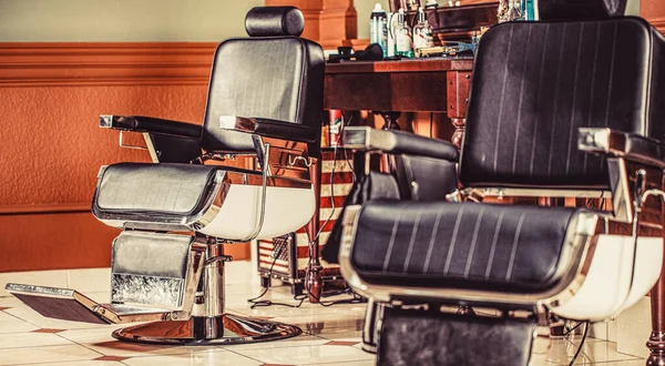 Barber shop chair. Barbershop armchair, modern hairdresser and hair salon, barber shop for men. Beard, bearded man. Stylish vintage barber chair. Professional hairstylist in barbershop interior — Stock Photo, Image