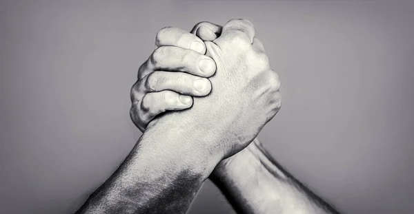 Two men arm wrestling. Arms wrestling. Friendly handshake, friends greeting. Handshake, arms, friendship. Hand, rivalry, vs, challenge, strength comparison. Closep up. Black and whit — Stock Photo, Image