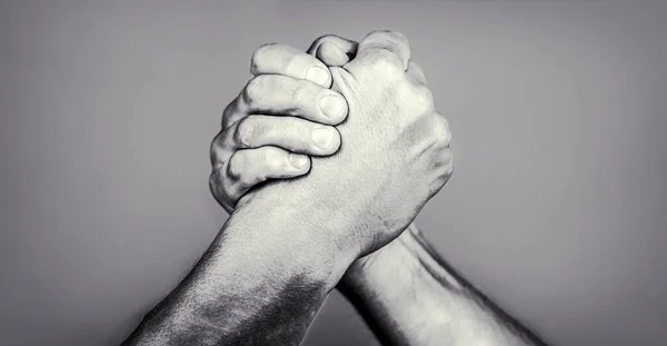 Deux hommes bras de fer. Les bras de fer. Poignée de main amicale, salutation des amis. Poignée de main, bras, amitié. Main, rivalité, vs, défi, comparaison de force. Ferme-la. Noir et blanc — Photo