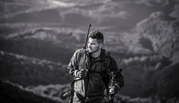 Hunt hunting rifle. Hunter man. Hunting period. Male with a gun. Hunter with hunting gun and hunting form to hunt. Black and white — Stock Photo, Image