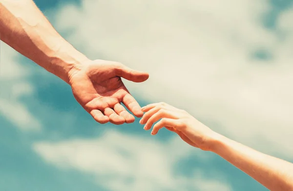 Echando una mano. Manos de hombre y mujer que se acercan, apoyo. Manos del hombre y la mujer en el fondo del cielo azul.Prestando una mano — Foto de Stock