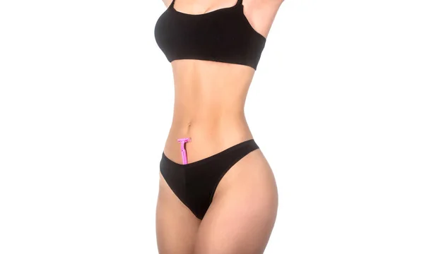 Salud de las niñas e higiene íntima. Hermoso cuerpo de mujer con suave piel suave en bikini bragas. Conceptos de acumulación. Mujer delgada con el cuerpo perfecto en bragas sostiene la navaja de afeitar. Máquina de afeitar en bragas — Foto de Stock