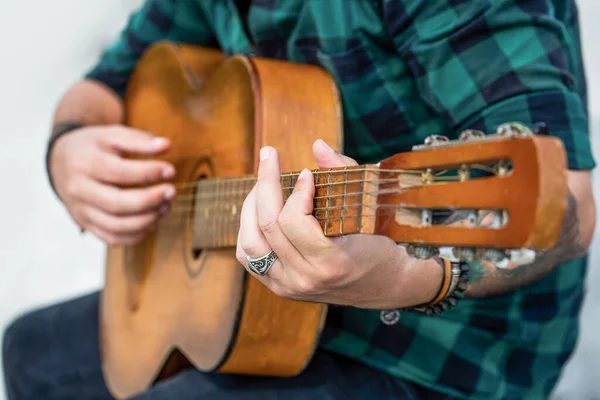 Gitara akustyczna. Muzyka na żywo. Festiwal muzyki. Mężczyzna muzyk gra na gitarze, instrument muzyczny. Mans ręce grające na gitarze akustycznej, zbliżenie. Gitary akustyczne grają. Koncepcja muzyki — Zdjęcie stockowe