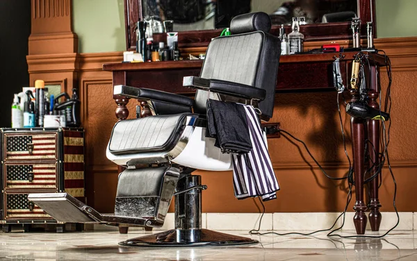 Fauteuil de salon de coiffure, coiffeur moderne et salon de coiffure, salon de coiffure pour hommes. Chaise de coiffeur vintage élégante. Coiffeur professionnel à l'intérieur du salon de coiffure. Chaise de salon de coiffure — Photo