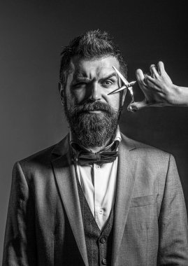 Yakışıklı sakallı. Berber dükkanı. Seksi erkekler, maço. Uzun sakal. Klasik berber dükkanı, tıraş. Siyah ve beyaz