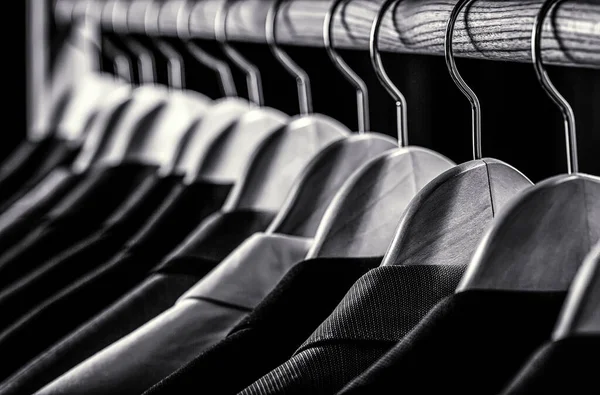 Erkek gömlekleri, takım elbise askıda asılı. Siyah ve beyaz — Stok fotoğraf