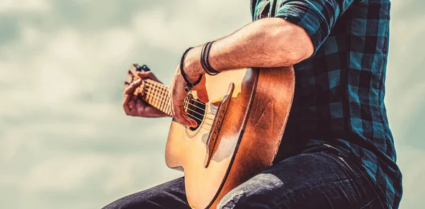 Mans handen spelen akoestische gitaar, close-up. Akoestische gitaren spelen. Muziekconcept — Stockfoto