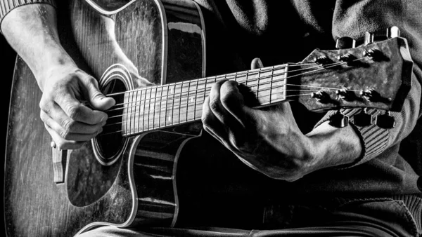 Music concept. Male guitarist plays. Black and white — Stock Photo, Image