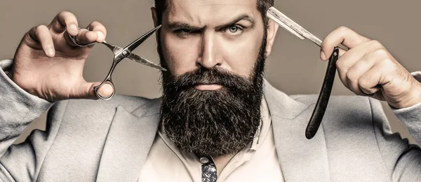 Homme barbu, homme barbu. Portrait homme barbe. Ciseaux de coiffeur et rasoir droit, salon de coiffure, costume — Photo