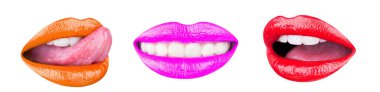 Parlak rujlu bir çift kadın dudağı. Renkli dudak, dil seksi. Renkli dudak, ruj ya da ruj, seksi. Ağzını aç. Beyaz arkaplanda izole edilmiş parlak kadın dudak koleksiyonu