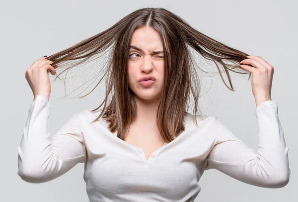 Cabello desordenado. Mujer morena con el pelo desordenado. Una chica con mal pelo. Día de pelos malos. Una mujer frustrada con mal cabello. Mujer teniendo un mal pelo, su pelo es desordenado y enredado — Foto de Stock