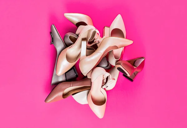 Модные женские туфли на розовом фоне. Вид сверху. Обувь для женщин — стоковое фото