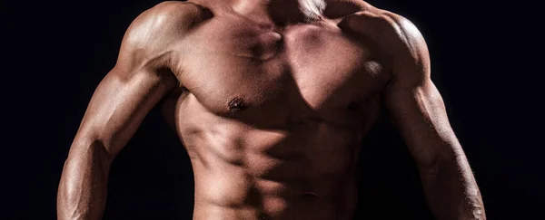 Retrato de homem atlético bonito e saudável forte. Homem atlético forte mostrando corpo muscular e seis abdominais pack. Mostrando tronco muscular — Fotografia de Stock