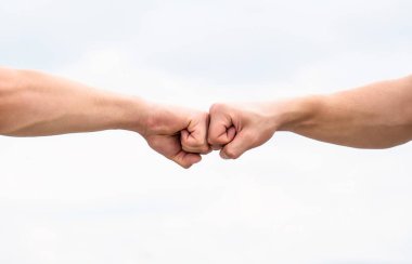 Yumruk Bump. İki yumruğun çarpışması. Yüzleşme kavramı, rekabet. Saygı gösterme ya da onaylama hareketi. Takım çalışması ve arkadaşlık. Ortaklık kavramı.