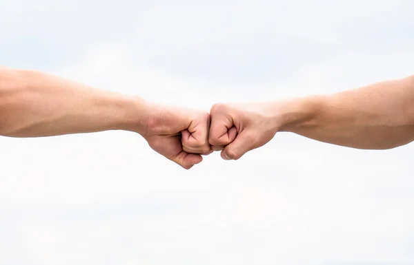 Golpe de puño. Choque de dos puños. Concepto de confrontación, competencia. Sugerencia de respeto o aprobación. Trabajo en equipo y amistad. Concepto de asociación. —  Fotos de Stock