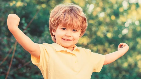 Niño divertido aislado sobre un fondo de árboles verdes. Niño sonriente. Alegre niño alegre. Niños felices niño con las manos arriba. Niño al aire libre en la naturaleza. Niño feliz. —  Fotos de Stock