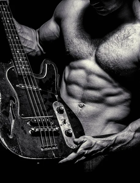 Elektro gitar. Gövde Adam. Sahne ve bando enstrümanları. Güçlü, kaslı, kaslı, vücut geliştiren. Müzik konsepti. Gitar çal. Göğüs kasları. Siyah ve beyaz