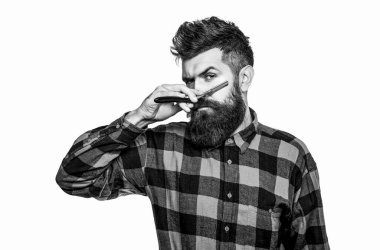 Berber ustura, berber dükkanı. Beyaz arka planda izole edilmiş. Sakallı, uzun sakallı, vahşi, bıyıklı beyaz bir hippi. Siyah ve beyaz