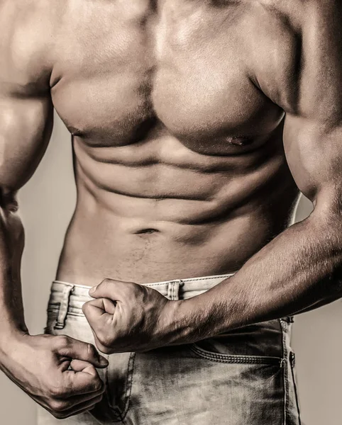 Biceps, abdos et pectoraux et usure. Musclé mâle tensions muscles et cris. bodybuilder musculaire posant sur fond blanc — Photo