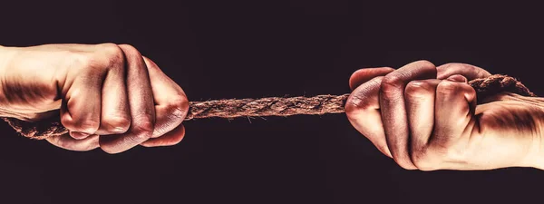 Touw, touw. Hand met een touw, klimtouw, kracht en vastberadenheid — Stockfoto