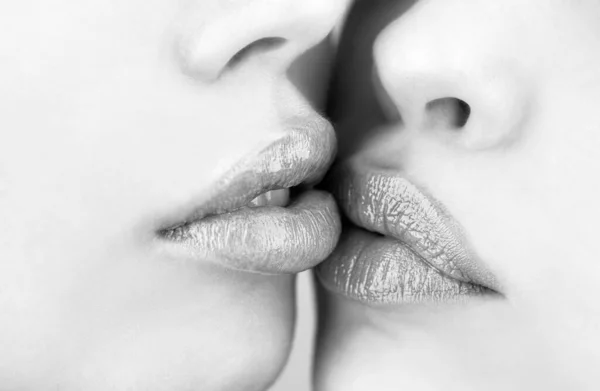 Soin des lèvres et beauté. Gros plan de belles jeunes femmes lèvres saines. Couple lesbien embrasser lèvres. Passion et toucher sensuel. Noir et blanc — Photo