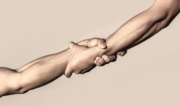 Twee handen, helpende arm van een vriend, teamwork. Redding, hulp bij gebaren of handen. Sluit de helphand. Handconcept, ondersteuning — Stockfoto
