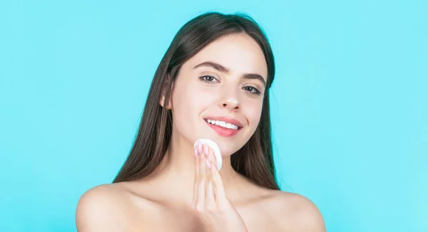 Concept of beauty, health treatment. Cosmetology and spa. Using makeup sponge. Portrait woman using sponge. Beautiful brunette woman with clean perfect fresh skin using cotton pad skin care concept — Foto de Stock