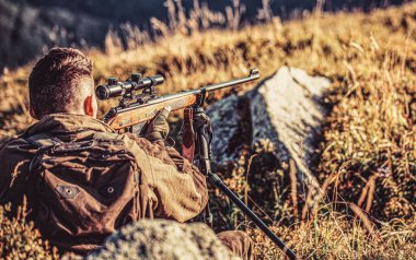 Hunter nişan alıyor. Nişancı hedefte görüldü. Adam avda şu an. Av tüfeği. Avcı adam