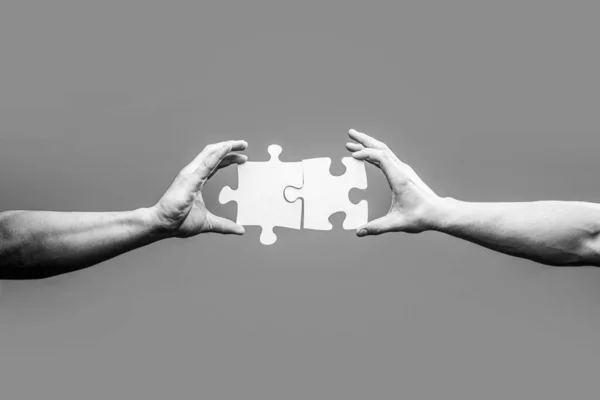 Muž ruce spojující pár puzzle kus. Obchodní řešení, cíl, úspěch, cíle a strategické koncepce. Černá a bílá — Stock fotografie