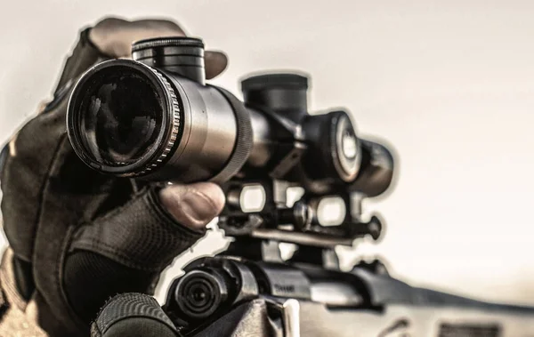 Periodo de caza. Hombre con un arma. El hombre está de cacería. Caza rifle de caza. Hunter está apuntando —  Fotos de Stock