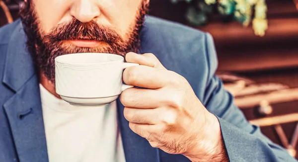 Una taza de café. Café capuchino y café expreso negro. Bebida de café Hombre barbudo, las manos sosteniendo una taza de café caliente. Hora del café —  Fotos de Stock