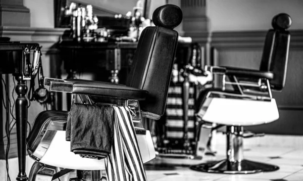 Sillón de peluquería, peluquería moderna y peluquería, peluquería para hombres. Elegante silla de peluquero vintage. Blanco y negro — Foto de Stock