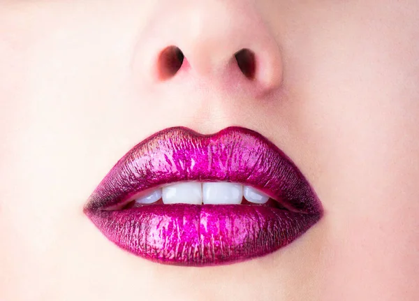 Pulchne seksowne pełne usta. Fioletowa szminka. Idealny naturalny makijaż ust. Zbliżenie pięknych ust. Seksowne pulchne usta nagie szminki. Close-up idealny naturalny makijaż usta piękne usta kobiety — Zdjęcie stockowe