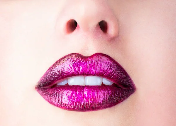 Labios rellenos sensuales. Lápiz labial púrpura. Maquillaje labial natural perfecto. Primeros labios hermosos. Sexy labios rellenos pintalabios desnudos. Close-up maquillaje labial natural perfecto hermosa boca femenina —  Fotos de Stock